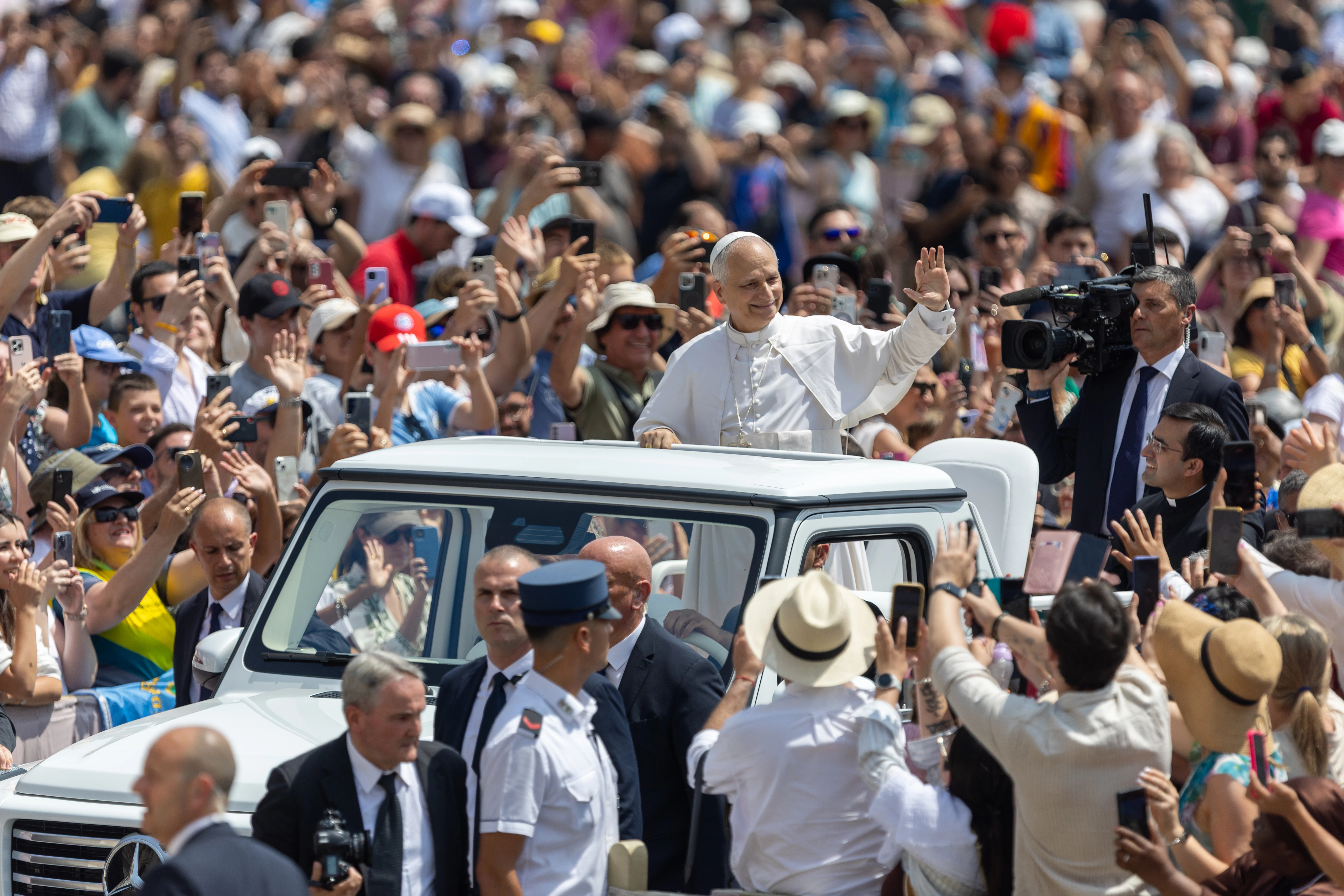 Pope Leo XIV waves to pilgrims gathered in St. Peter’s Square in 95-degree heat for his Sunday Angelus address on June 15, 2025. Credit: Daniel Ibañez/CNA