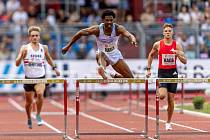 Chris Robinson se musel během Zlaté tretry vypořádat s kuriózním problémem. Chris Robinson se musel během Zlaté tretry vypořádat s kuriózním problémem.