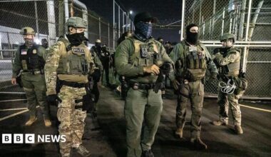 Trump orders Ice to expand deportation of migrants