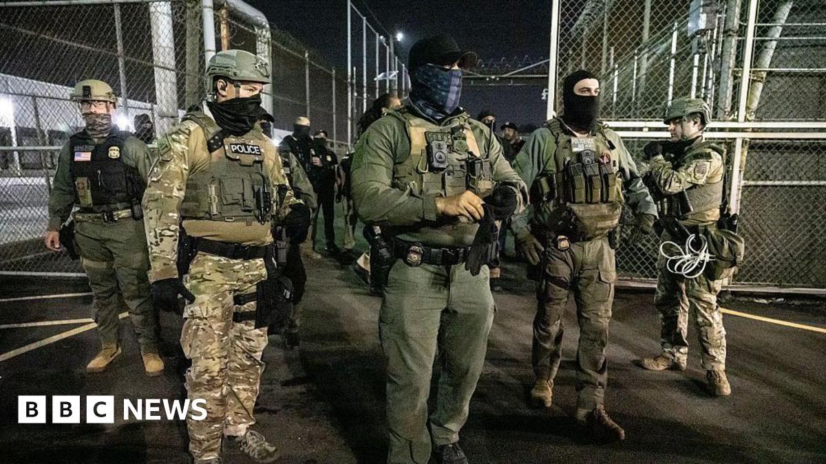 Trump orders Ice to expand deportation of migrants