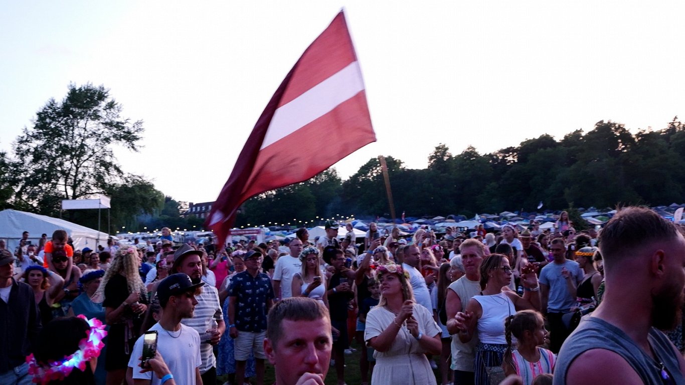 Lielbritānijā ap 5000 cilvēku kopīgi svinējuši Līgo / Raksts