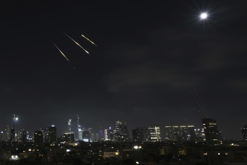 Iranian missile salvo over Tel Aviv (Photo: AP Photo/Leo Correa) יירוטים ברחבי הארץ בעקבות שיגורים מאיראן