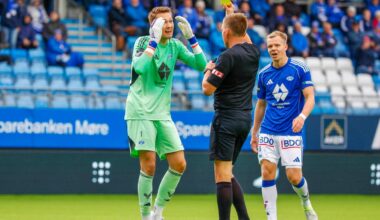 En gruppe menn i sportsuniformer på en bane