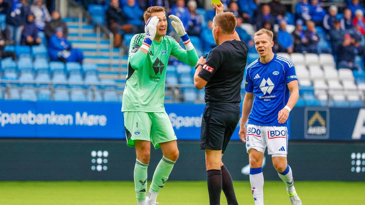 En gruppe menn i sportsuniformer på en bane