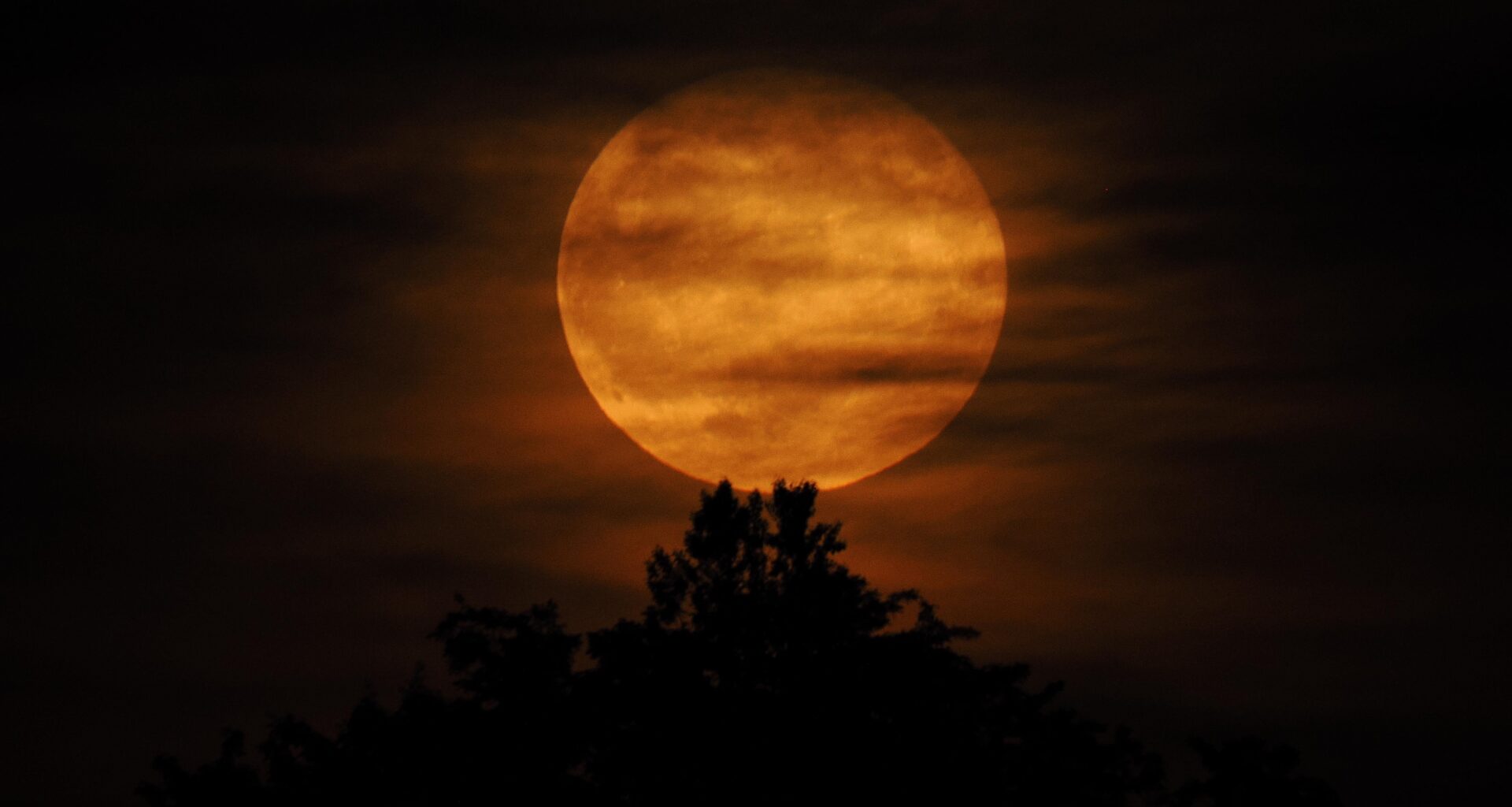 Erdbeermond (von gestern) über Lengenfeld (Wetter war schmarn)
