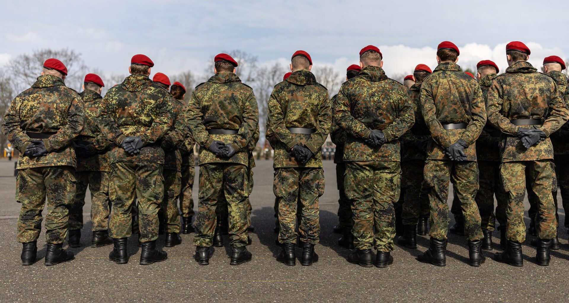 Mehrere Soldaten stehen auf einem Platz in einer Kaserne.