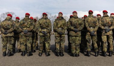Mehrere Soldaten stehen auf einem Platz in einer Kaserne.