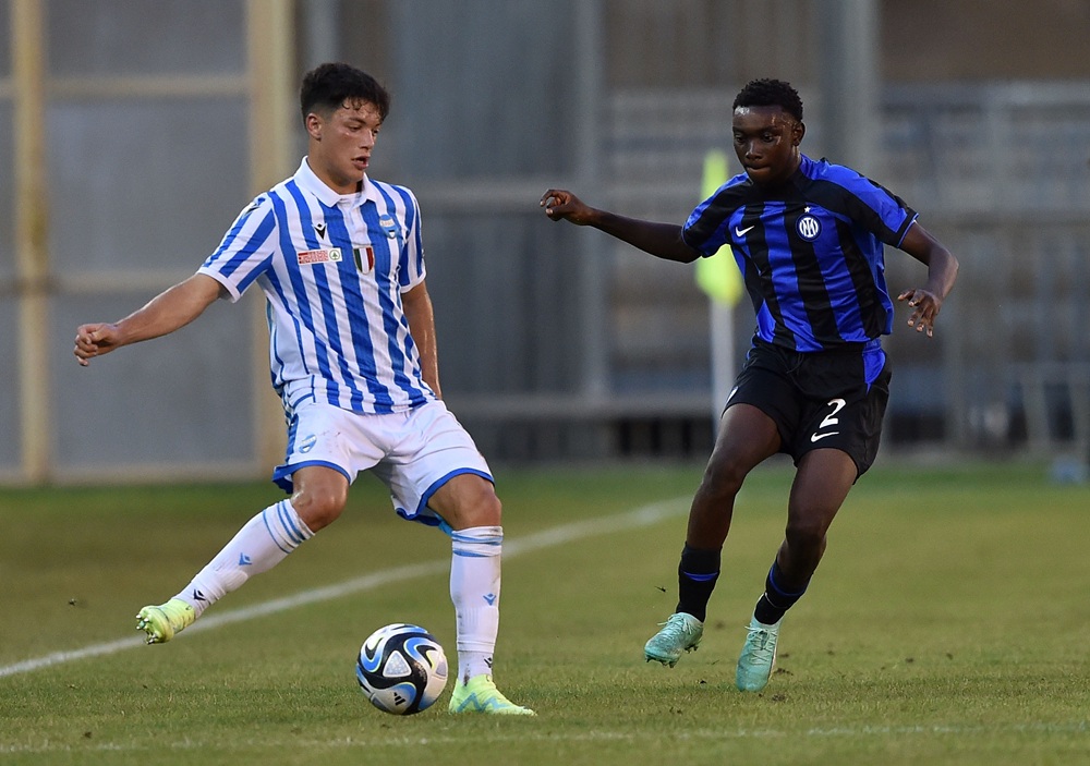 Arsenal & AC Milan lead race for Italy u19 winger 2 SAN BENEDETTO DEL TRONTO, ITALY: Emanuele Rao of Spal and Mike Aidoo of FC Internazionale in action during the Serie A e B U18 Final match between Spal and FC Internazionale at Stadio Riviera delle Palme on June 13, 2023. (Photo by Giuseppe Bellini/Getty Images)