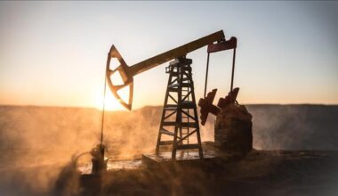 Oil rises on US inventory drop, geopolitical tensions, and Fed rate decision