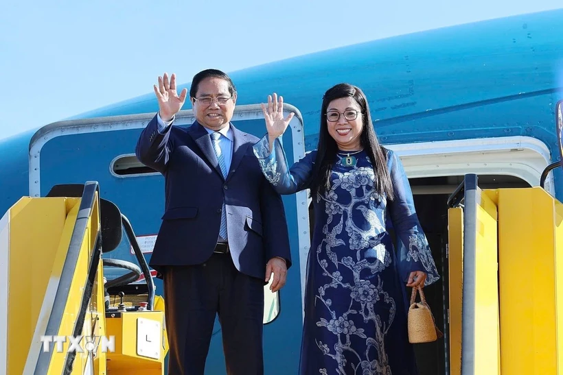 Premierminister Pham Minh Chinh und seine Frau verließen Stockholm und beendeten damit erfolgreich seinen offiziellen Besuch im Königreich Schweden. (Foto: Duong Giang/VNA)