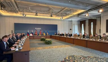 Die Delegationen von Russlan und der Ukraine sitzen sich im Ciragan Palast in Istanbul an einem großen Tisch gegenüber.