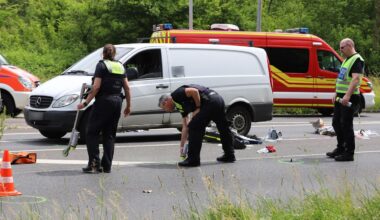 Einsatzkräfte der Polizei sichern Spuren: Ein Auto ist in Hürth bei Köln in eine Gruppe von Grundschulkindern gefahren