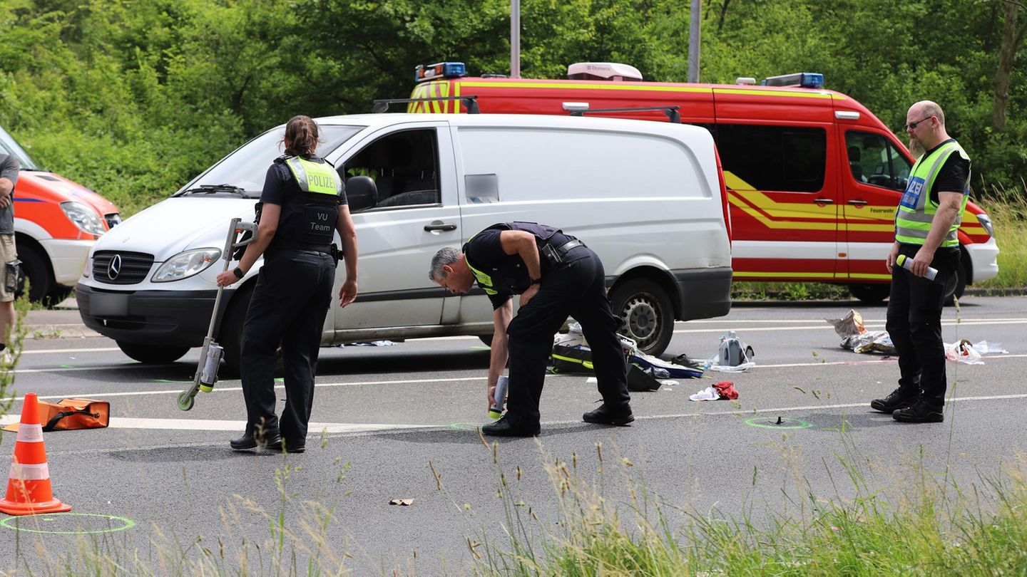 Einsatzkräfte der Polizei sichern Spuren: Ein Auto ist in Hürth bei Köln in eine Gruppe von Grundschulkindern gefahren