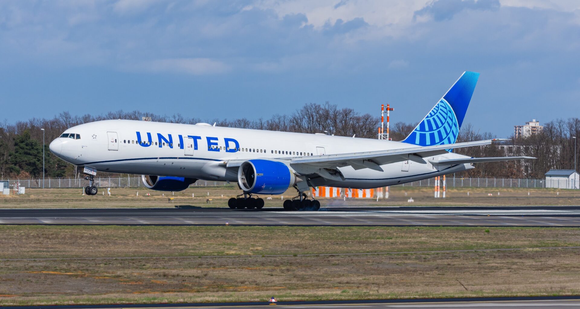 Rome-Bound United Airlines Boeing 777-200ER Diverts To Iceland