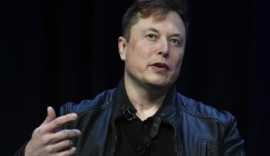 Musk threatens to withdraw Dragon spacecraft in spat with Trump
