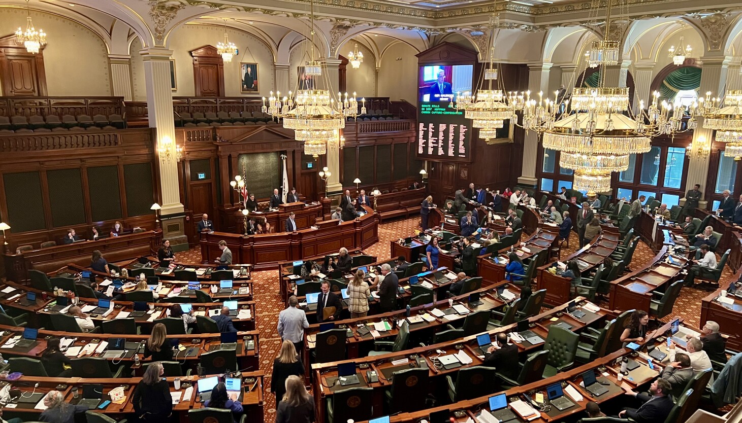 Illinois Democrats pass budget in final minutes with sports betting hike