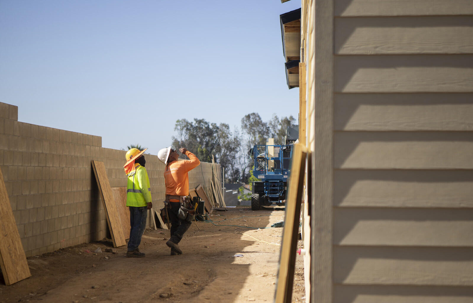 Gov. Newsom and Legislature tangle with construction unions over minimum wage