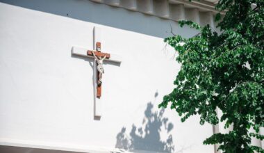 "La foi au-dessus de tout" : ces cathos intégristes proches de l'extrême droite qui rêvent de "rechristianiser la France"