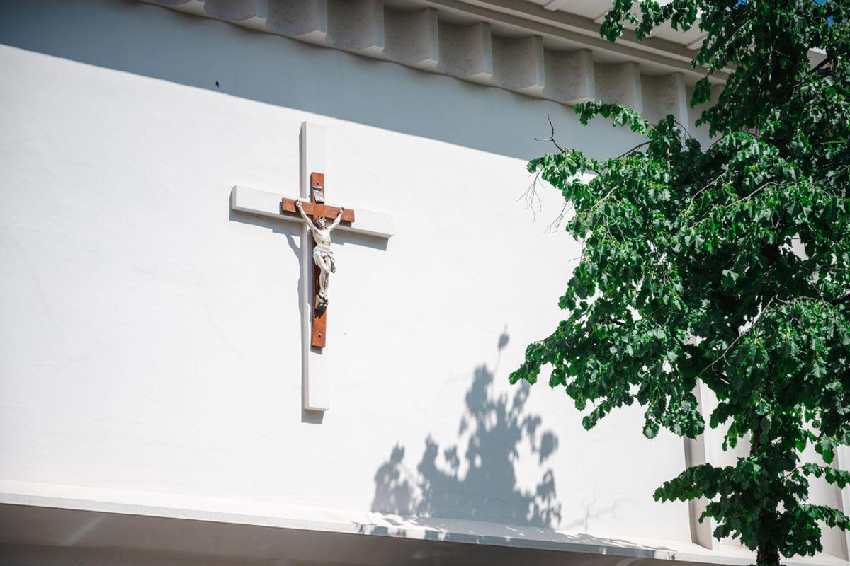 "La foi au-dessus de tout" : ces cathos intégristes proches de l'extrême droite qui rêvent de "rechristianiser la France"