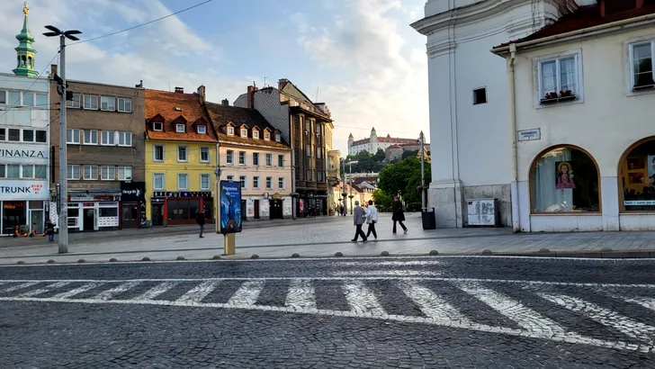 Hotelul la care sunt cazaţi 