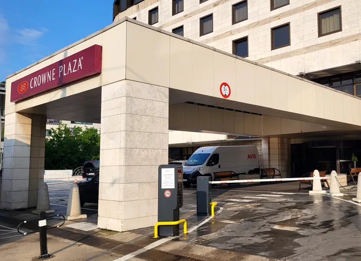 Hotelul la care vor fi cazaţi 