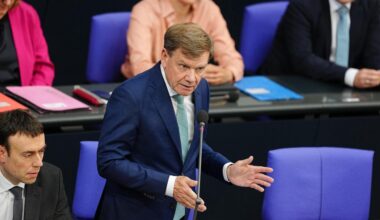 Krieg in Gaza: Außenminister Wadephul sagt Israel weitere Waffenlieferungen zu