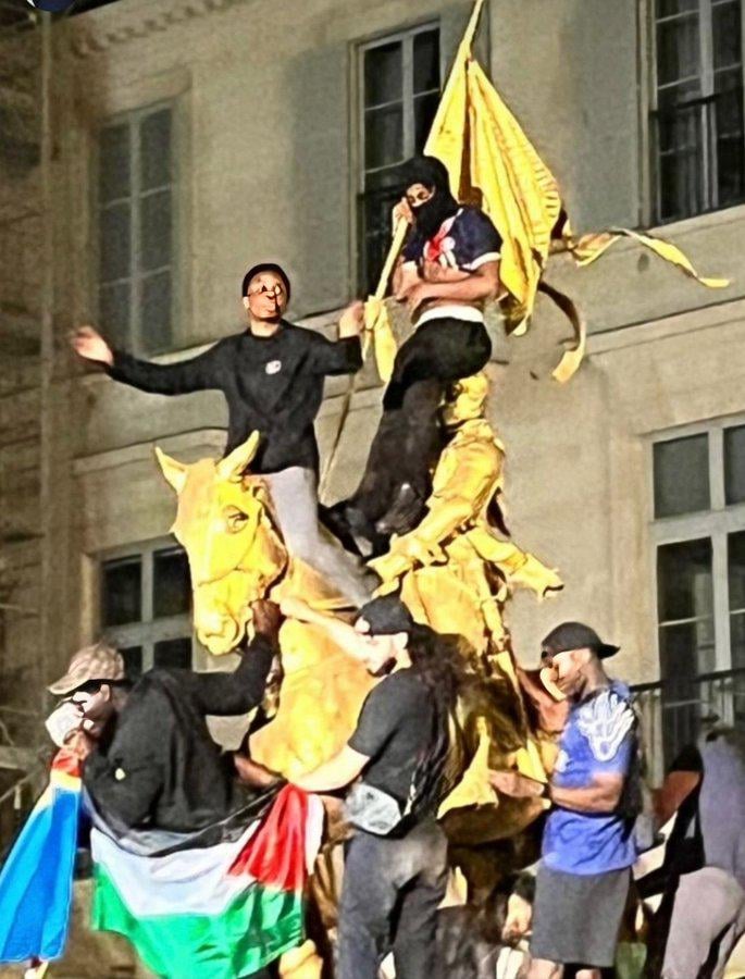Joan of Arc smelling some ass is the best representation of France right now