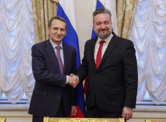 VlastizRadovanie: Ľuboš Blaha potvrdil, že poradcu premiéra Davida Lindtnera pozvala do Moskvy nadácia napojená na ruské tajné služby. Už skôr priznal stretnutie v Moskve so šéfom ruskej zahraničnej rozviedky SVR Sergejom Naryškinom.