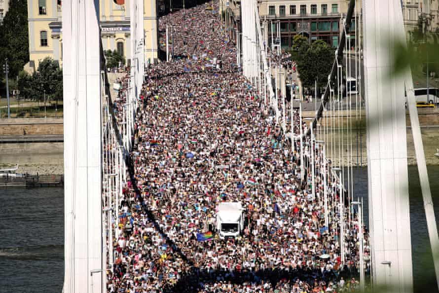 Orbán zakázal Pride, přišlo téměř 200 000 lidí z celé Evropy. Takhle to vypadalo. Svodobu kvíru, pryč s autoritáři