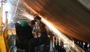 A skilled worker at Daewoo Shipbuilding & Marine Engineering’s headquarters in Geoje, South Gyeongsang Province. (Image courtesy of Yonhap)
