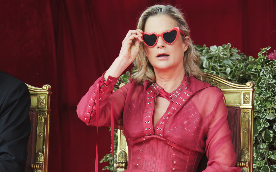 Le 21 juillet, la princesse Delphine de Belgique a marqué les esprits en arborant une tenue signée Judassime, jeune créateur queer belge.