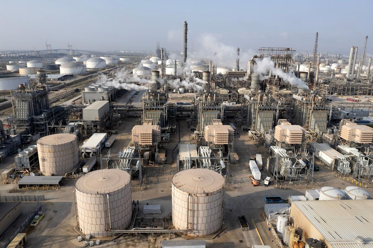 Oil Trades Steady as Market Parses Impact on Russia Energy Curbs