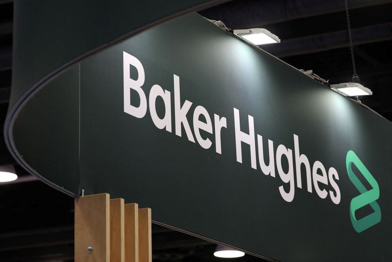 US drillers add oil/gas rigs for first time in 12 weeks, Baker Hughes says