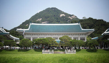 South Koreans rush for a last look inside storied Blue House