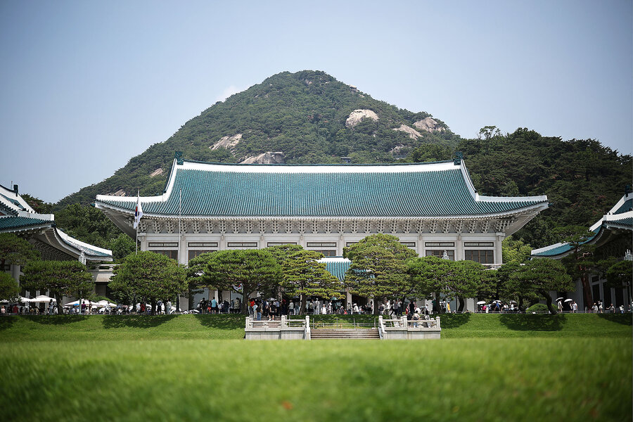 South Koreans rush for a last look inside storied Blue House