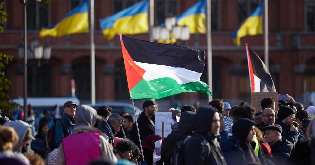 (Political) How come even though there happens to be more Palestinians living in Ukraine than in Russia, but Ukraine supports Israel and Russia largely supports Palestine, though maintaining a well established diplomatic relationship with Israel. 🇺🇦🇷🇺🇮🇱🇵🇸