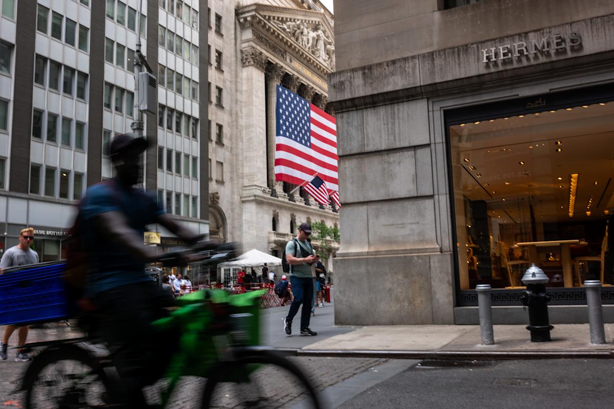 Wall Street and FTSE slip as traders weigh up ongoing tariff turmoil and UK inflation data