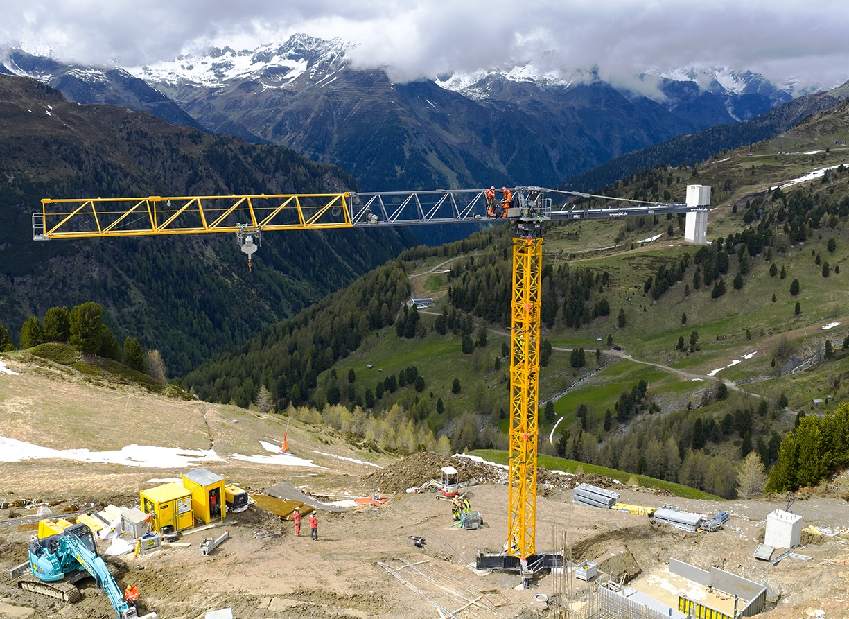 Tower crane airlift in Austria