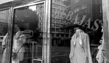 Una tienda de ropa de Oviedo con el cartel de rebajas en julio