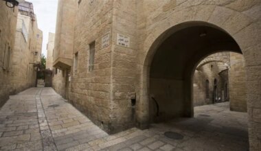 Minister Meir Porush orders expropriation of properties in Jerusalem's Jewish Quarter