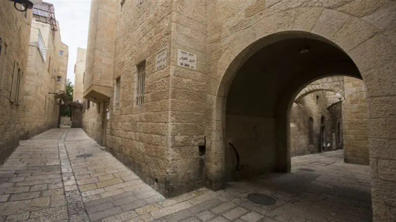 Minister Meir Porush orders expropriation of properties in Jerusalem's Jewish Quarter