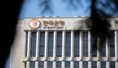 Bank of Korea expectedly keeps rates steady at an almost three-year low