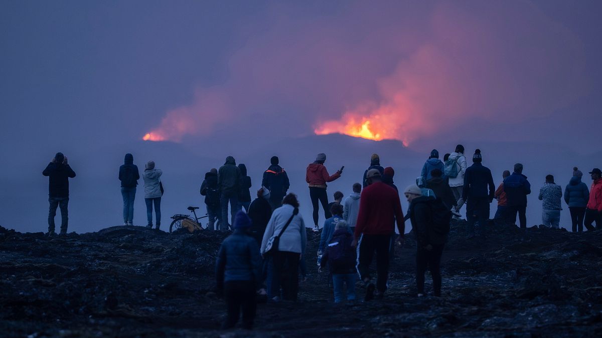Video. Tourists watch cooling lava as Iceland’s volcanic activity slows