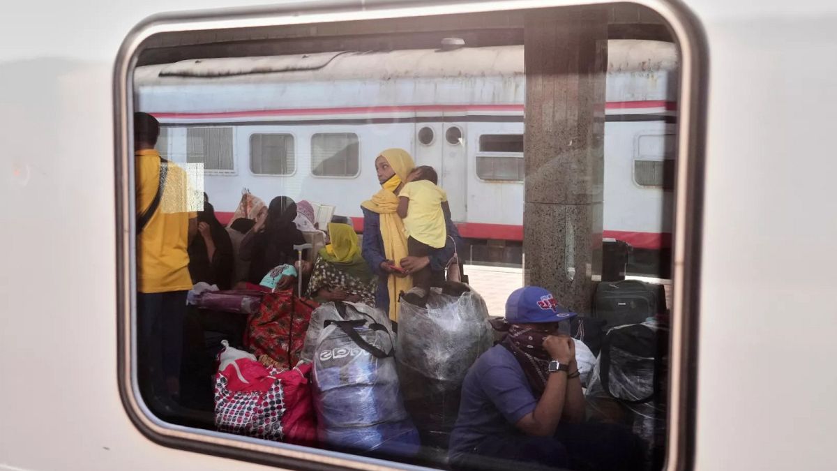 Egypt funds free train rides for Sudanese refugees returning to Khartoum