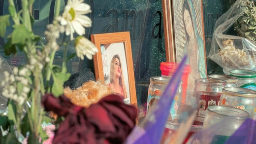 Utanför skönhetssalongen Blossom i Guadalajara har Valeria Márquez följare tänt ljus och blommor.