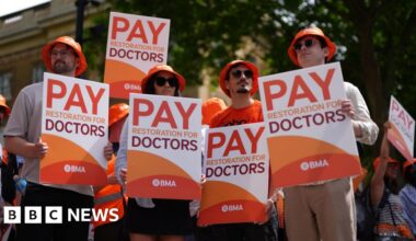 Starmer pleads with resident doctors to halt strike