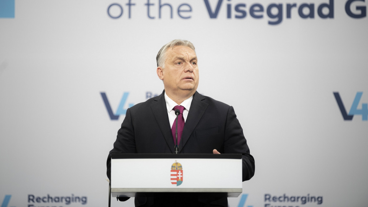 Budapest, 2021. december 13.A Miniszterelnöki Sajtóiroda által közreadott képen Orbán Viktor magyar kormányfõ Emmanuel Macron francia köztársasági elnök és a visegrádi országok (V4) miniszterelnökeinek csúcstalálkozóján tartott sajt�