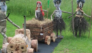 Postiteel kulgejate tähelepanu köidavad puidust heinalised