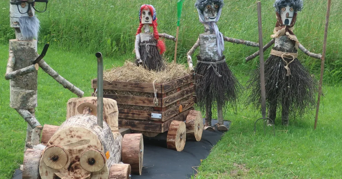 Postiteel kulgejate tähelepanu köidavad puidust heinalised