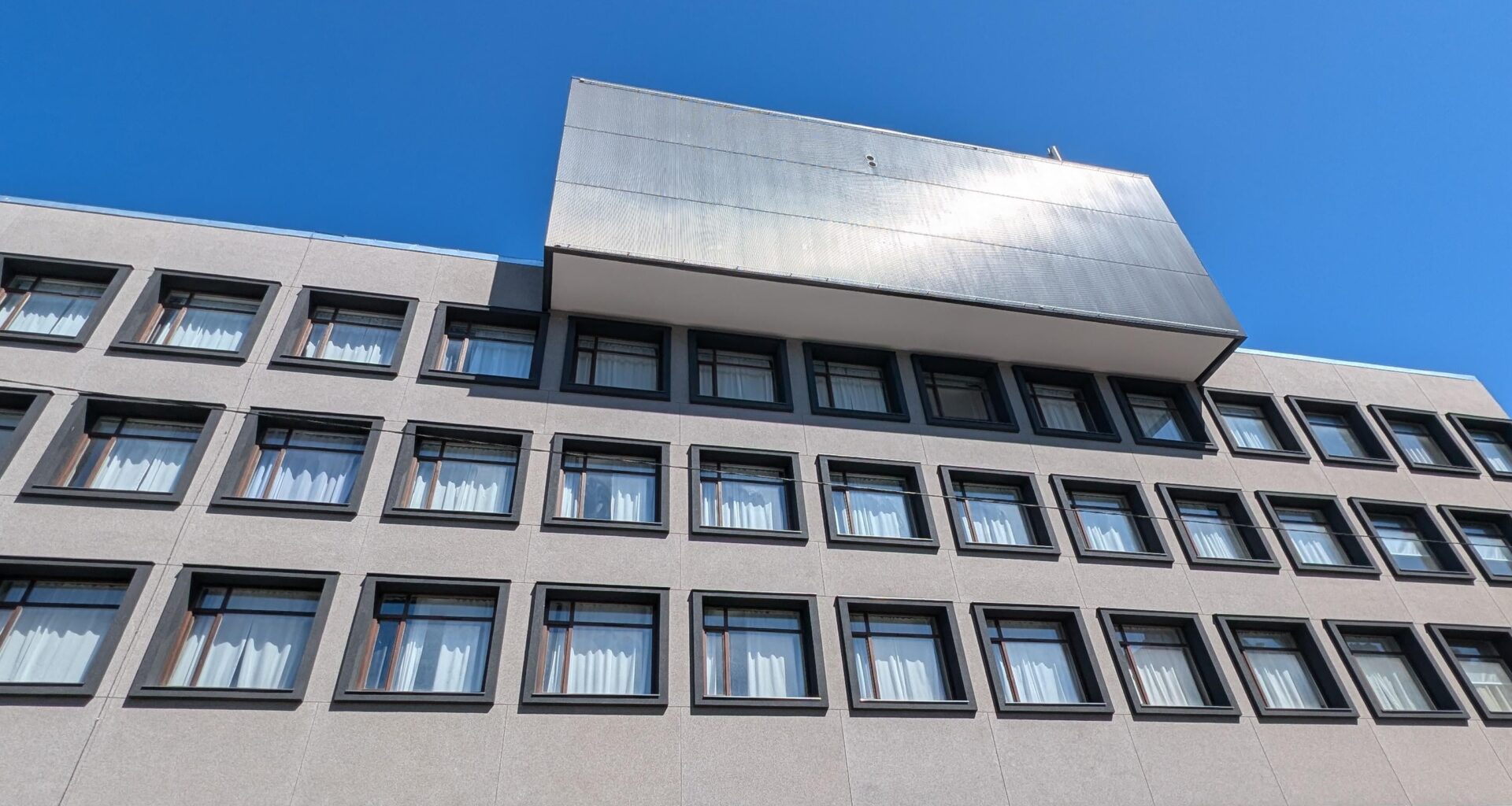 Kas ir tajā kastē tur augšā? Dzirnavu iela 113, Rīga